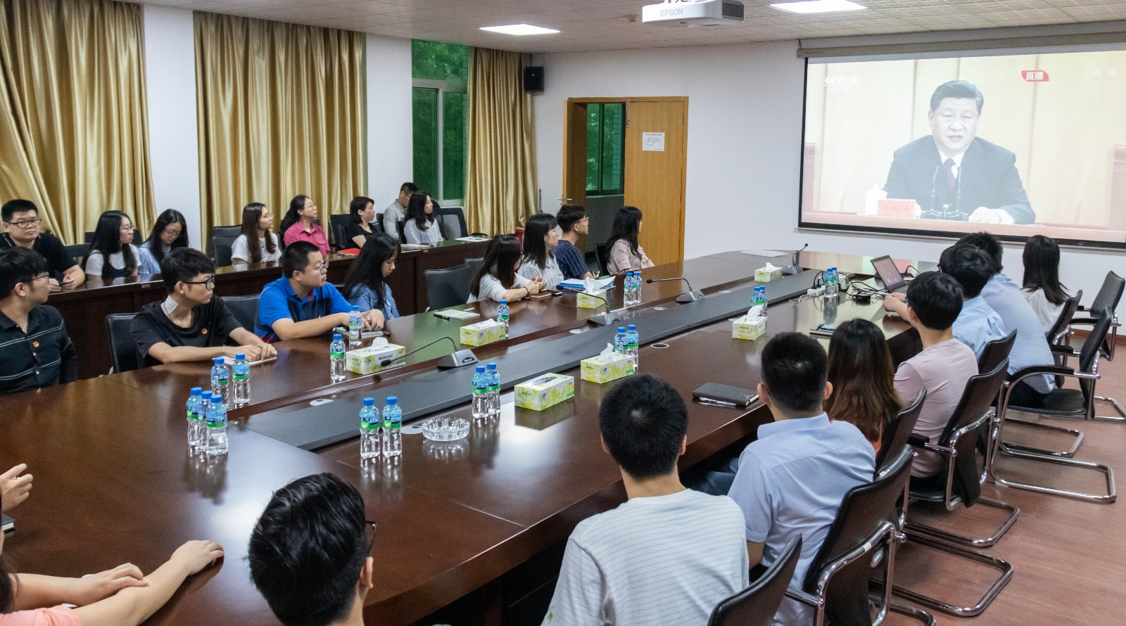 04-水投公司团员青年观看纪念五四运动100周年大会.jpg