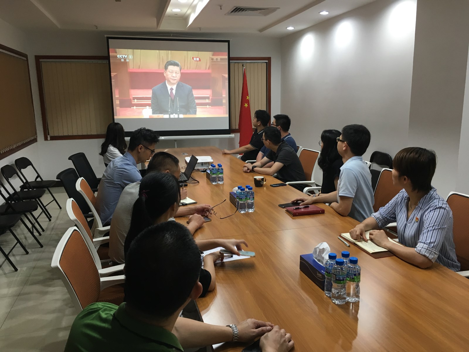 05-众源环境公司员工收看纪念五四运动100周年大会.jpg