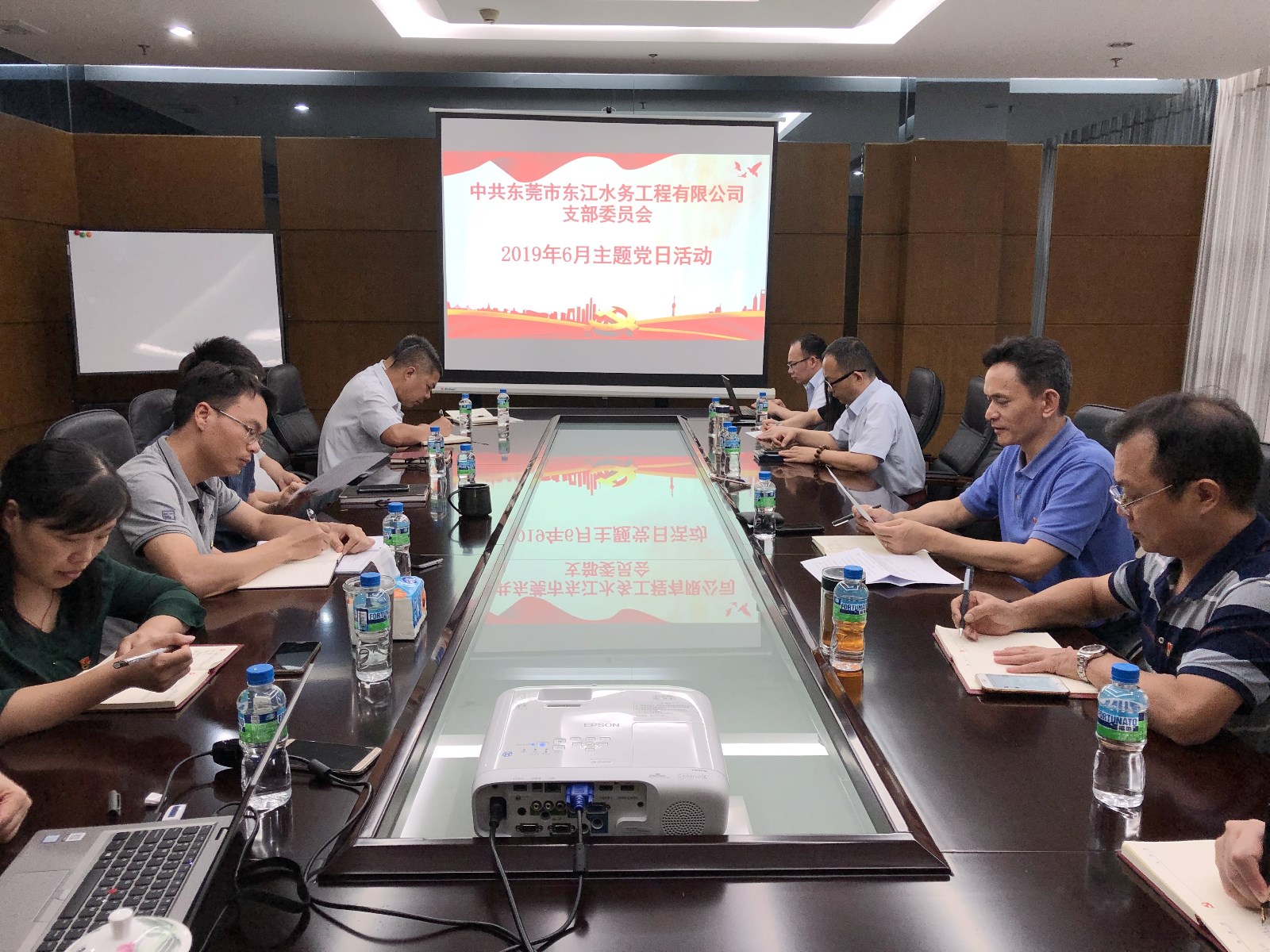 07-水务工程公司党支部结合主题党日开展“不忘初心、牢记使命”主题教育.jpg