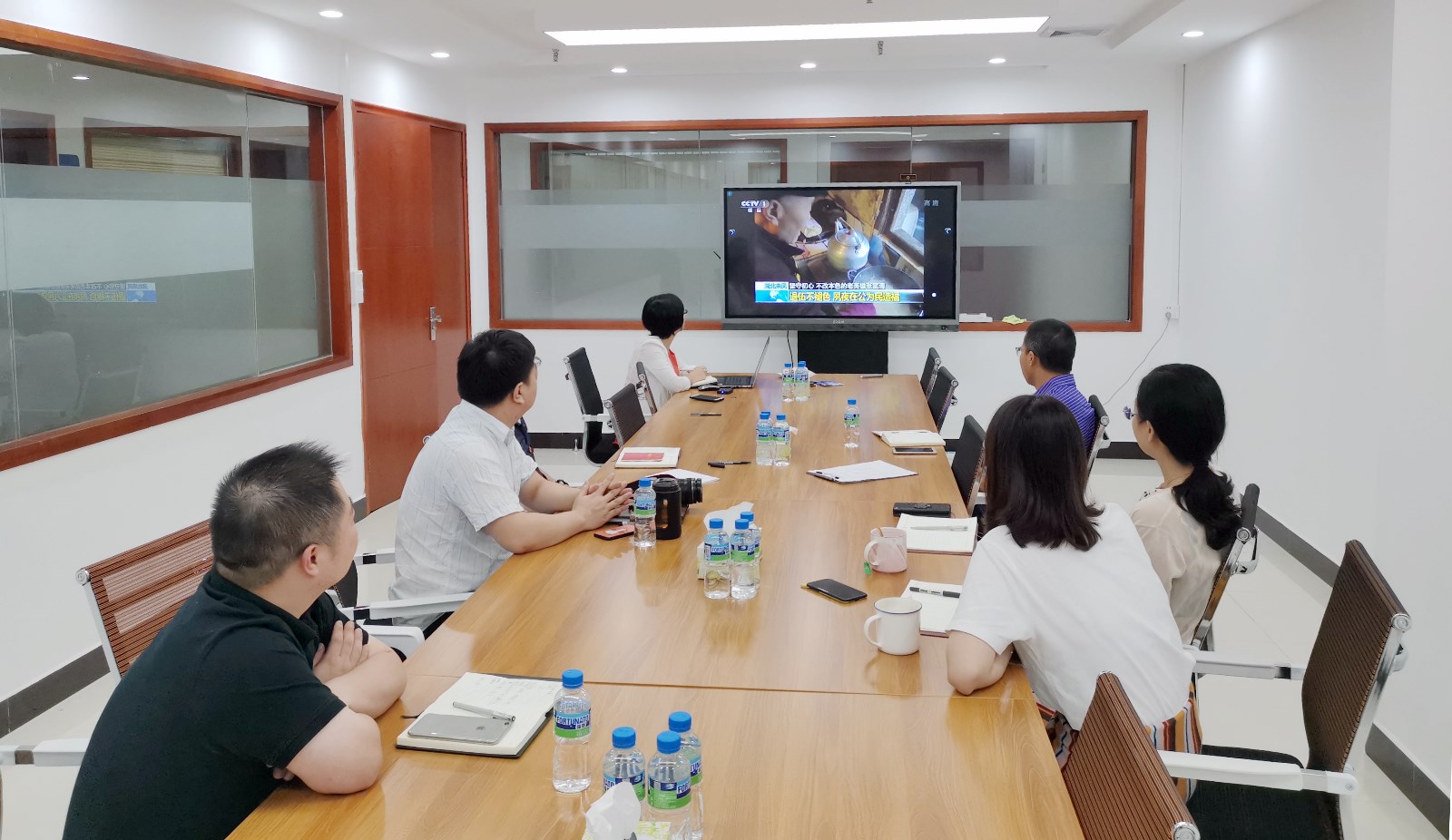 09-水务实业公司党支部开展学习“时代楷模”做党员榜样活动，观看“时代楷模”张富清同志事迹教育视频.jpg
