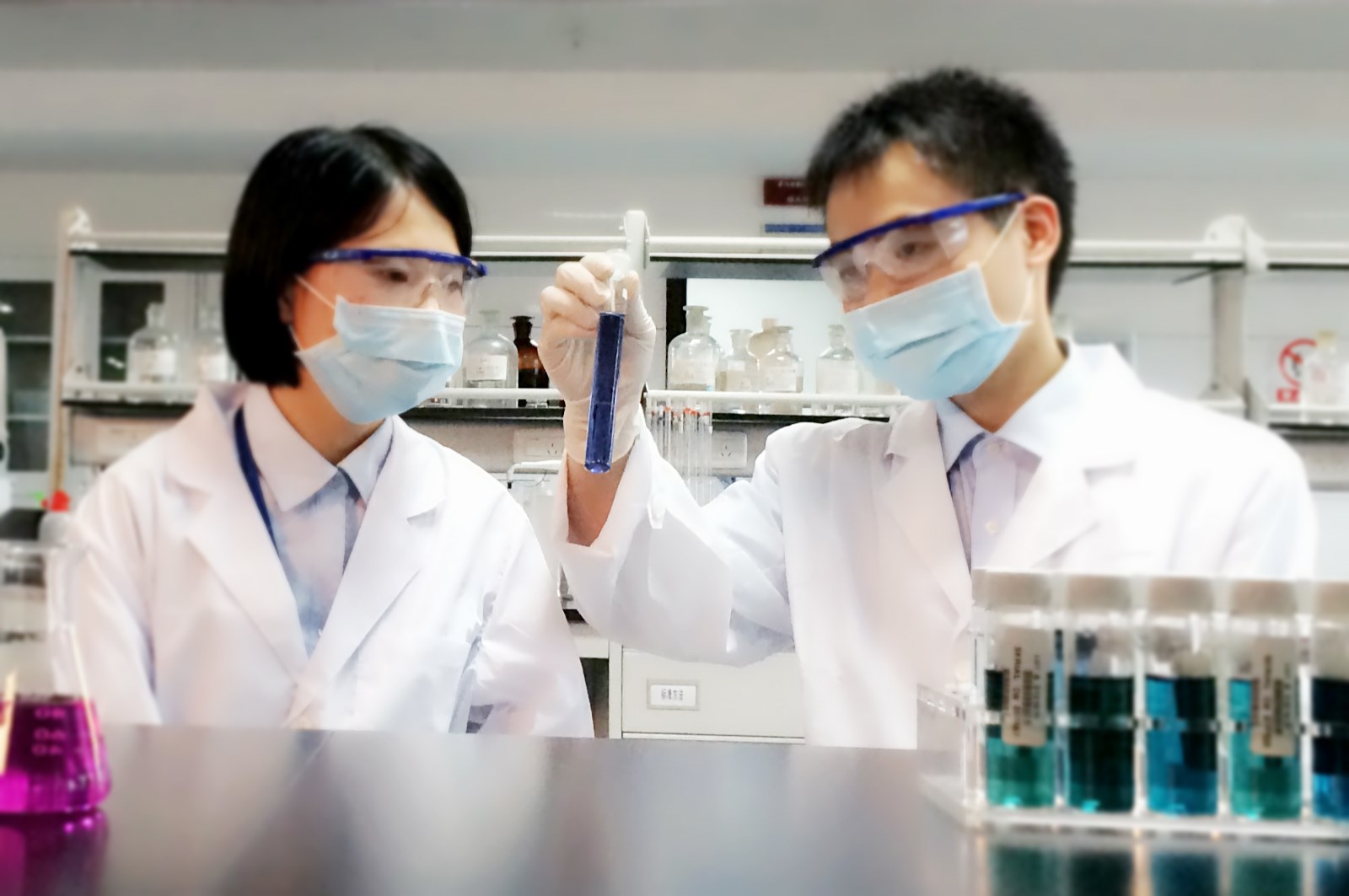 12-众源环境公司党员带头做业务的尖兵，图为检测员在理化室实验室进行出厂水pH值检测.jpg
