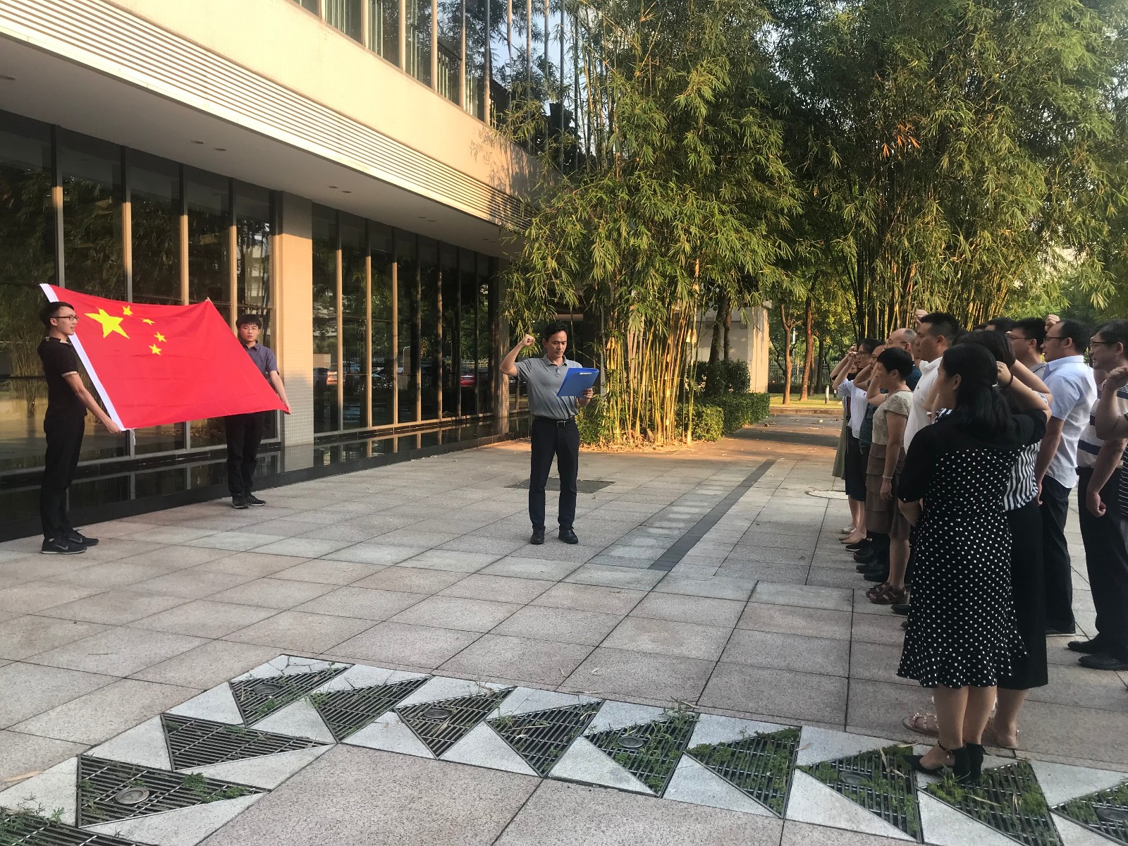 04-图注：工程公司全体党员干部、一线员工举行“举国旗、唱国歌、践承诺”活动，致力于推进我市供排水管网维护运营工作.JPG