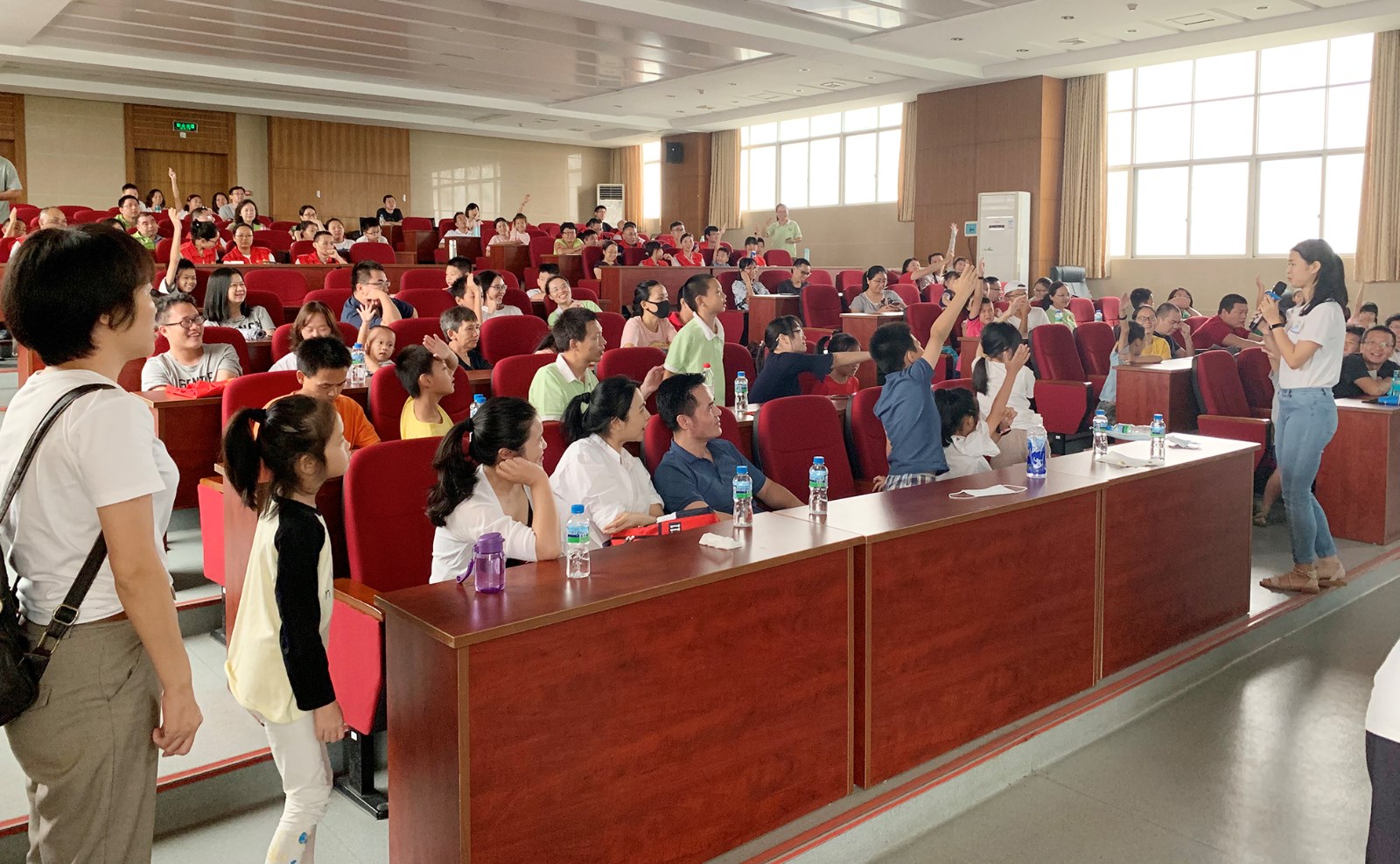 05-市民积极参加环保知识竞答.jpg
