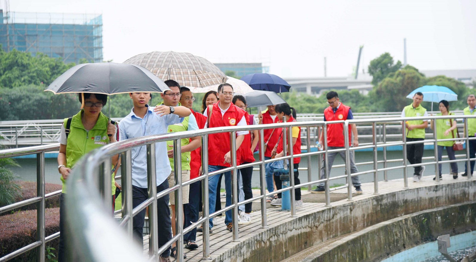 08-市民走进市区污水处理厂实地了解污水处理流程.jpg