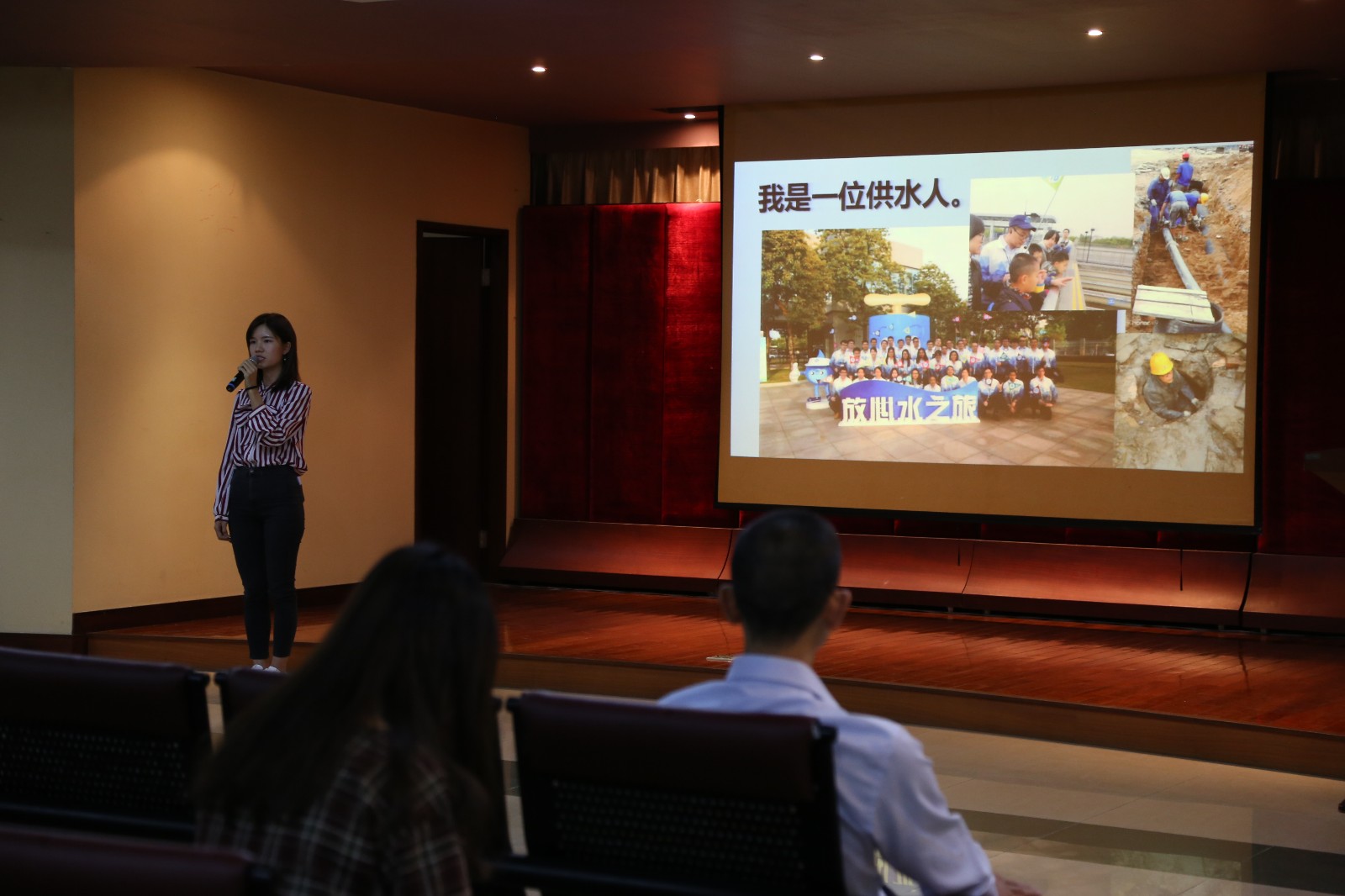 01-汇演选手进行《我是谁》朗诵.JPG