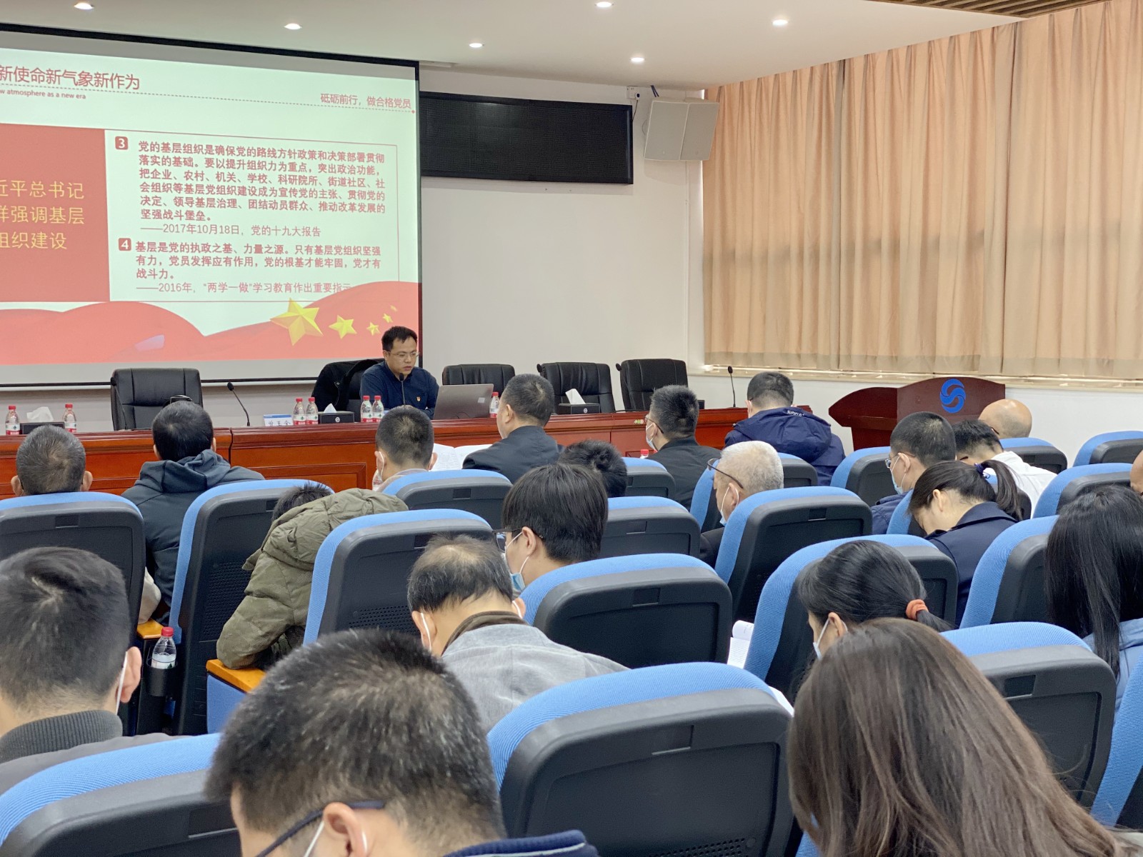 05-图注：市国资委总经济师麦惠澎同志作“党建工作实务”专题辅导.jpg