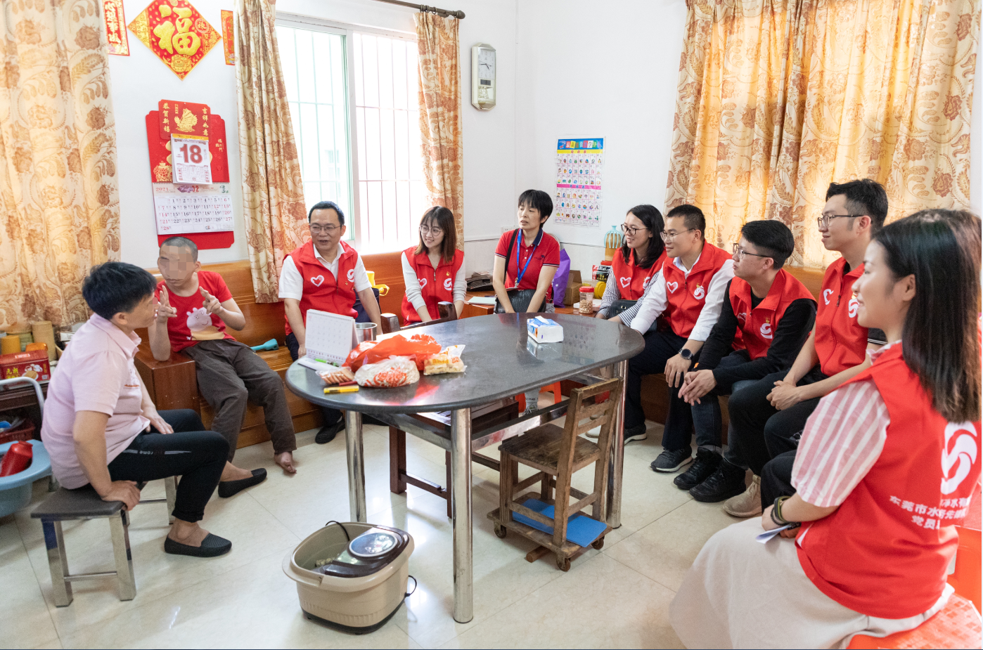 志愿者一行到患病儿童家里实地慰问.png