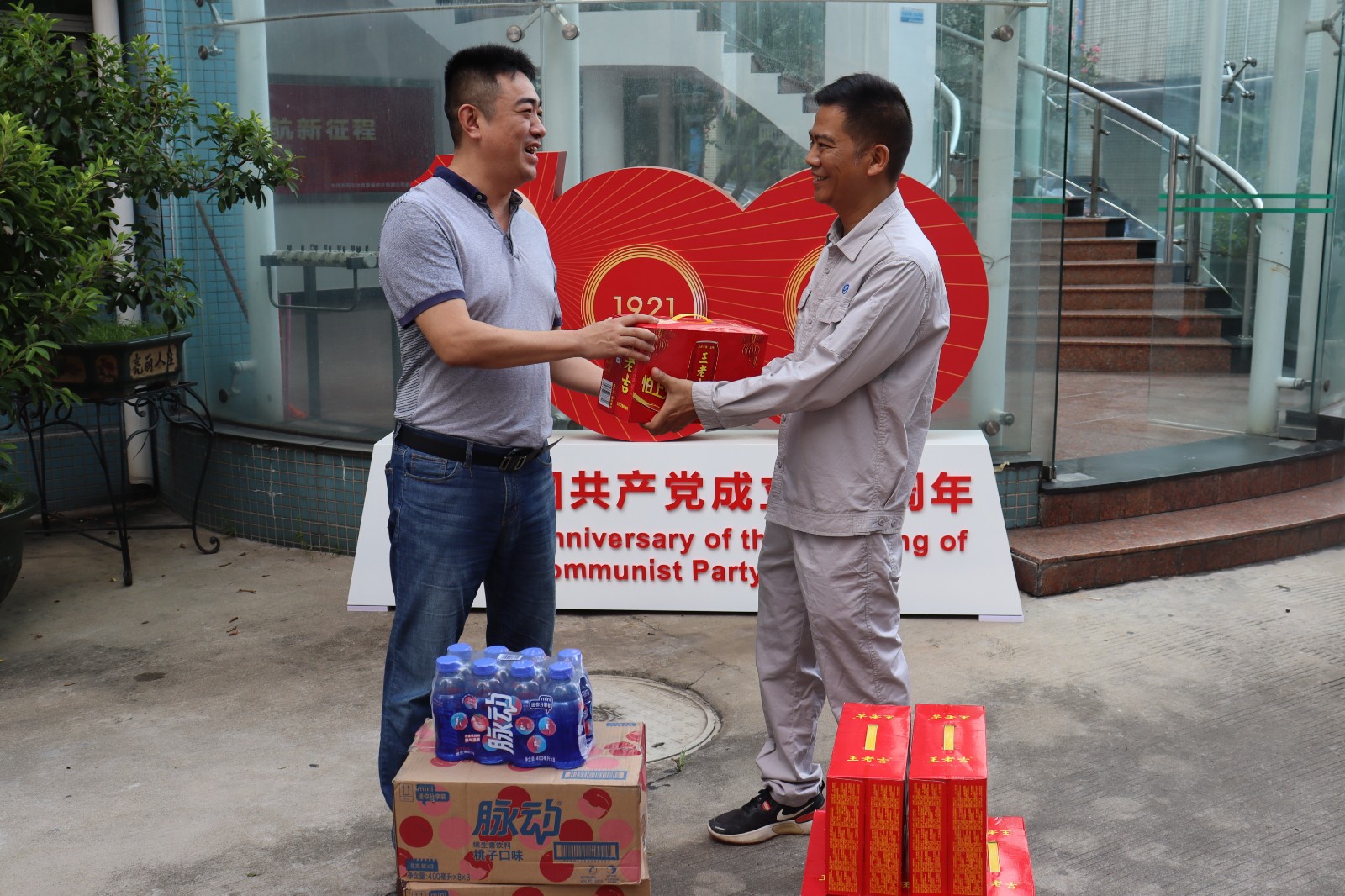 图1.毛磊副总经理向一线职工派发消暑清凉饮品.JPG