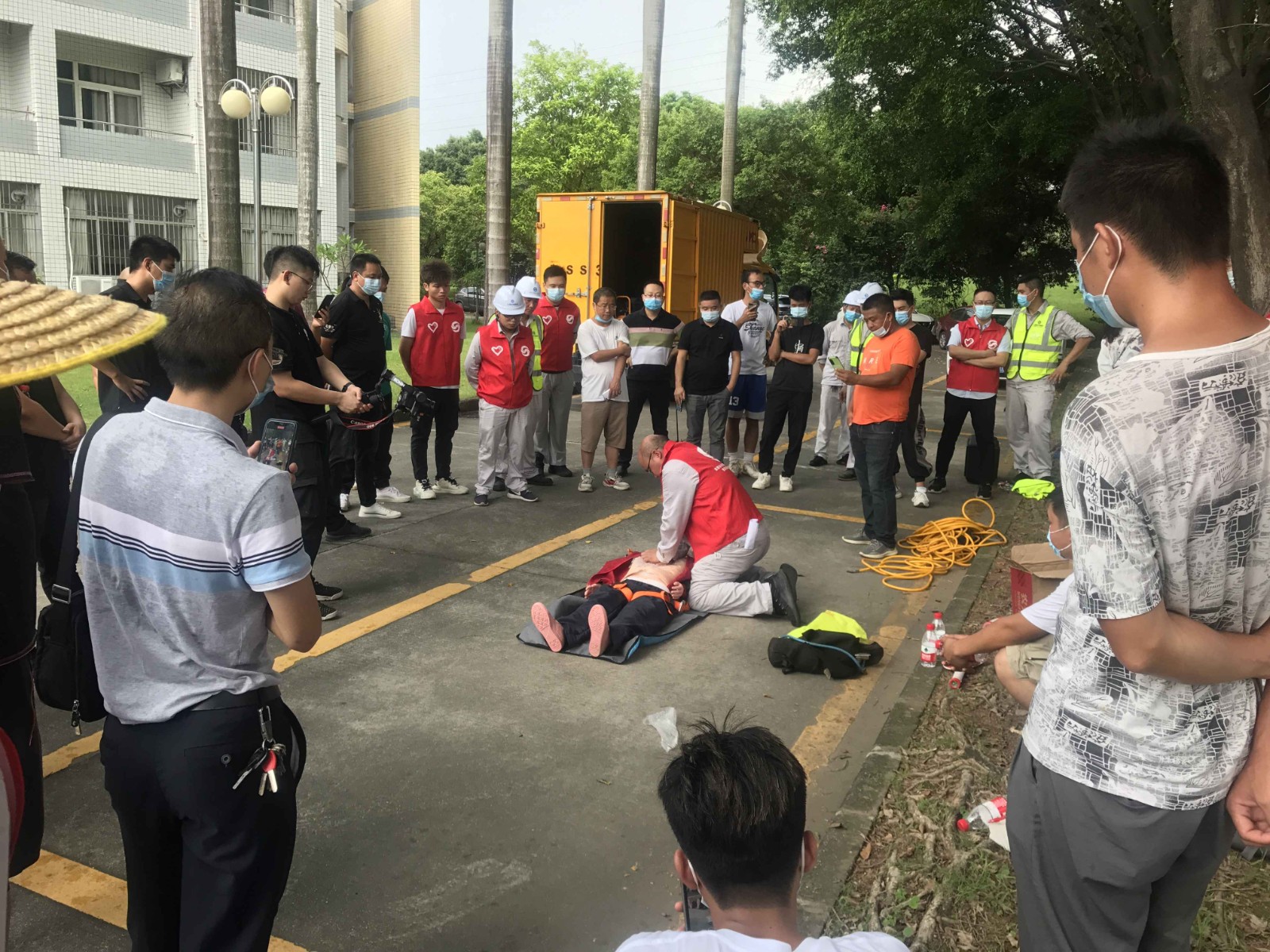 图4：党员志愿者进行心肺复苏演示.jpg