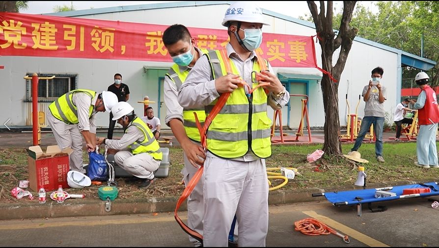 图5：党员志愿者进行安全带佩戴演示.jpg