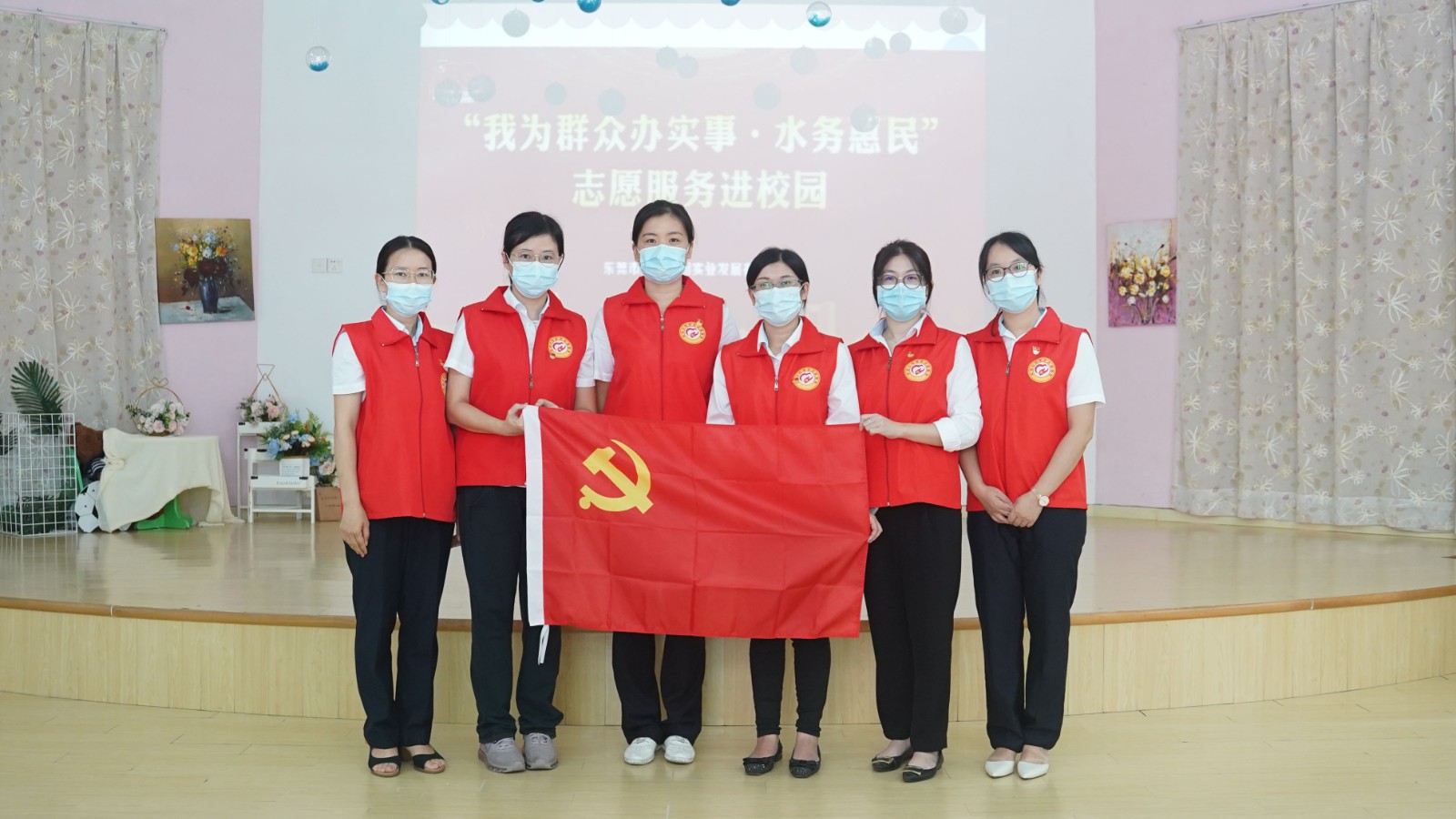 图6：实业公司党支部党支部志愿者.jpg