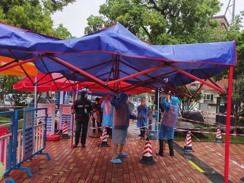 08-党员帮忙架起雨篷.jpg