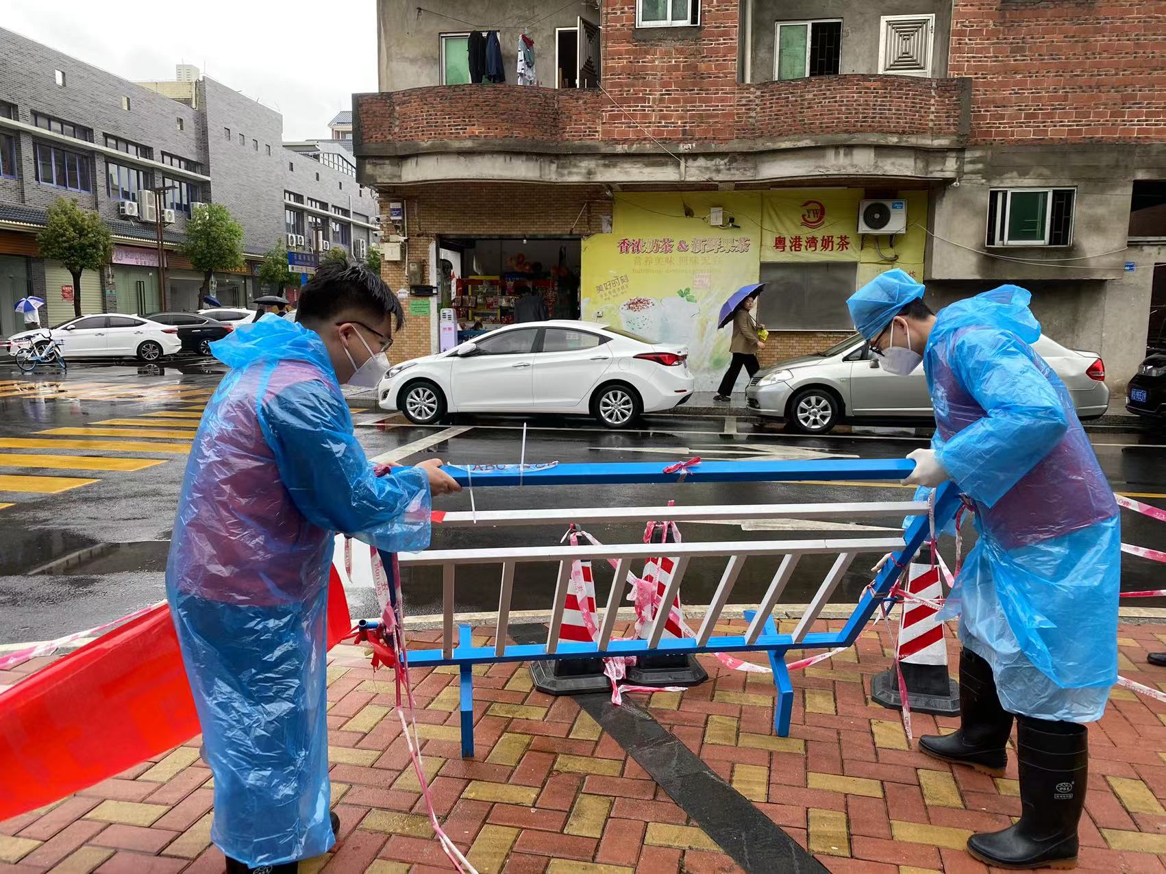 09-党员帮忙架起管控设施.jpg