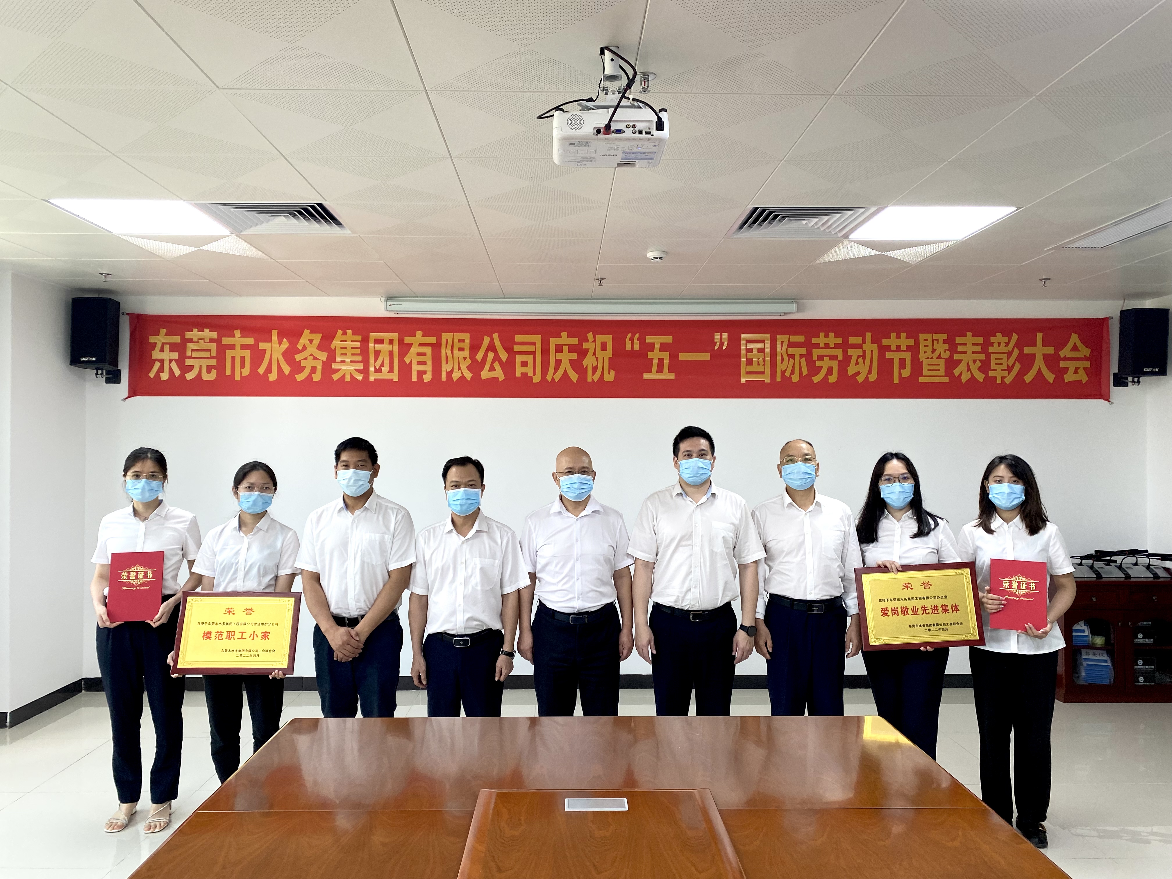 工程公司领导班子与先进集体代表和个人合照.jpg