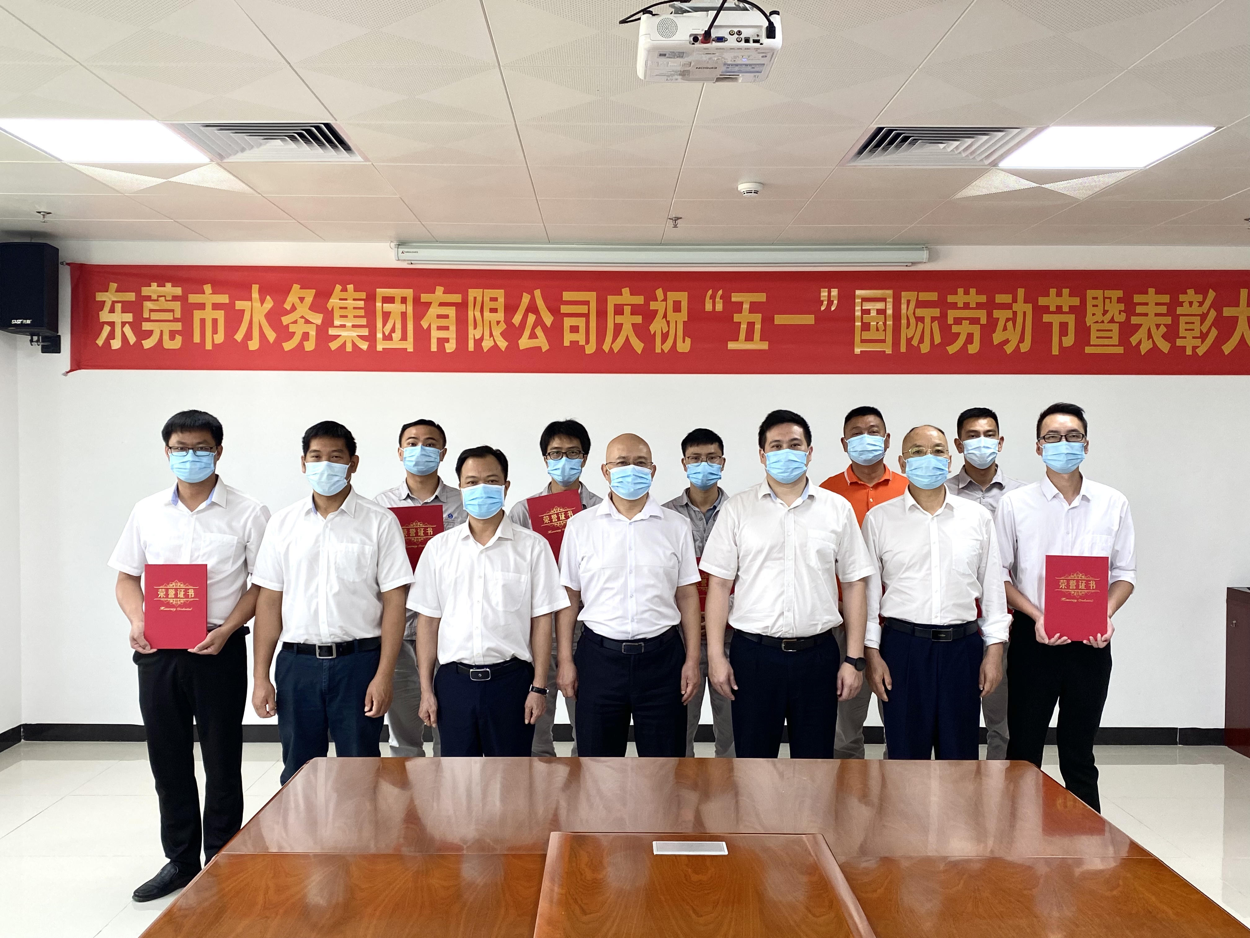 工程公司领导班子与先进个人合照.jpg