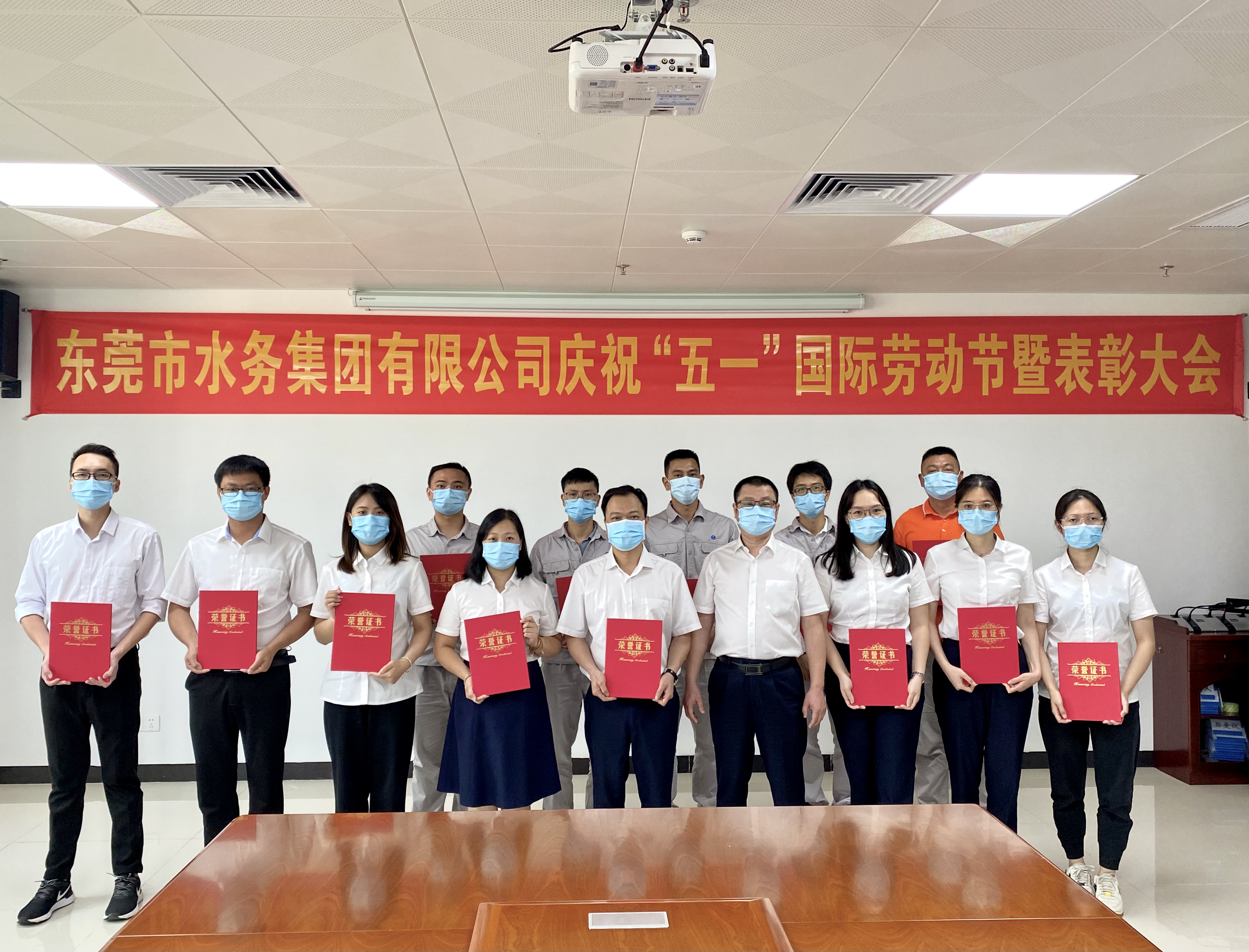 工程公司工会正副主席与先进个人合照.jpg