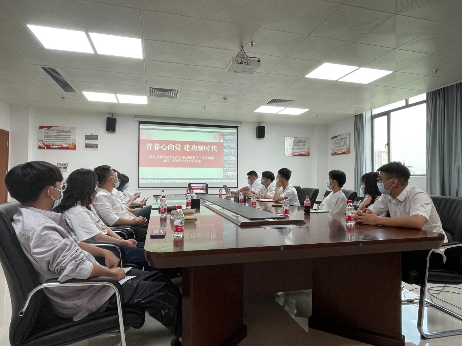 图注：聆听“青春心向党，建功新时代”主题团课.jpg