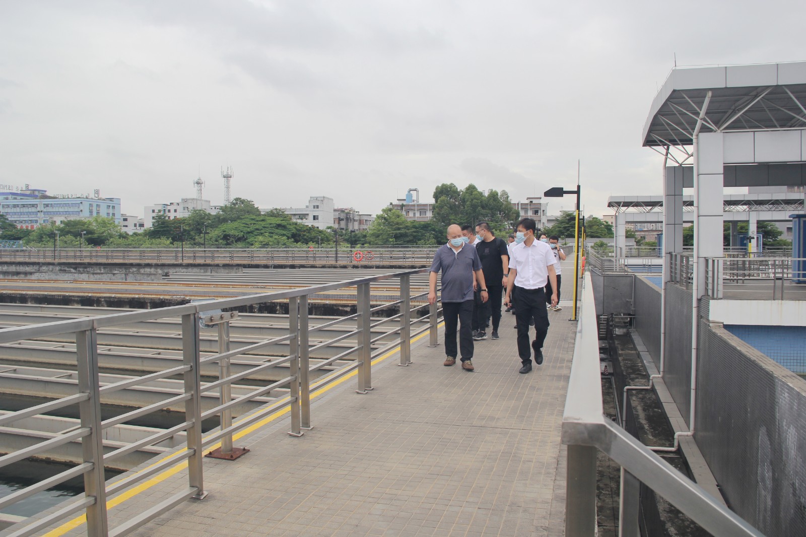 实地参观平流沉淀池等水处理设施.jpg