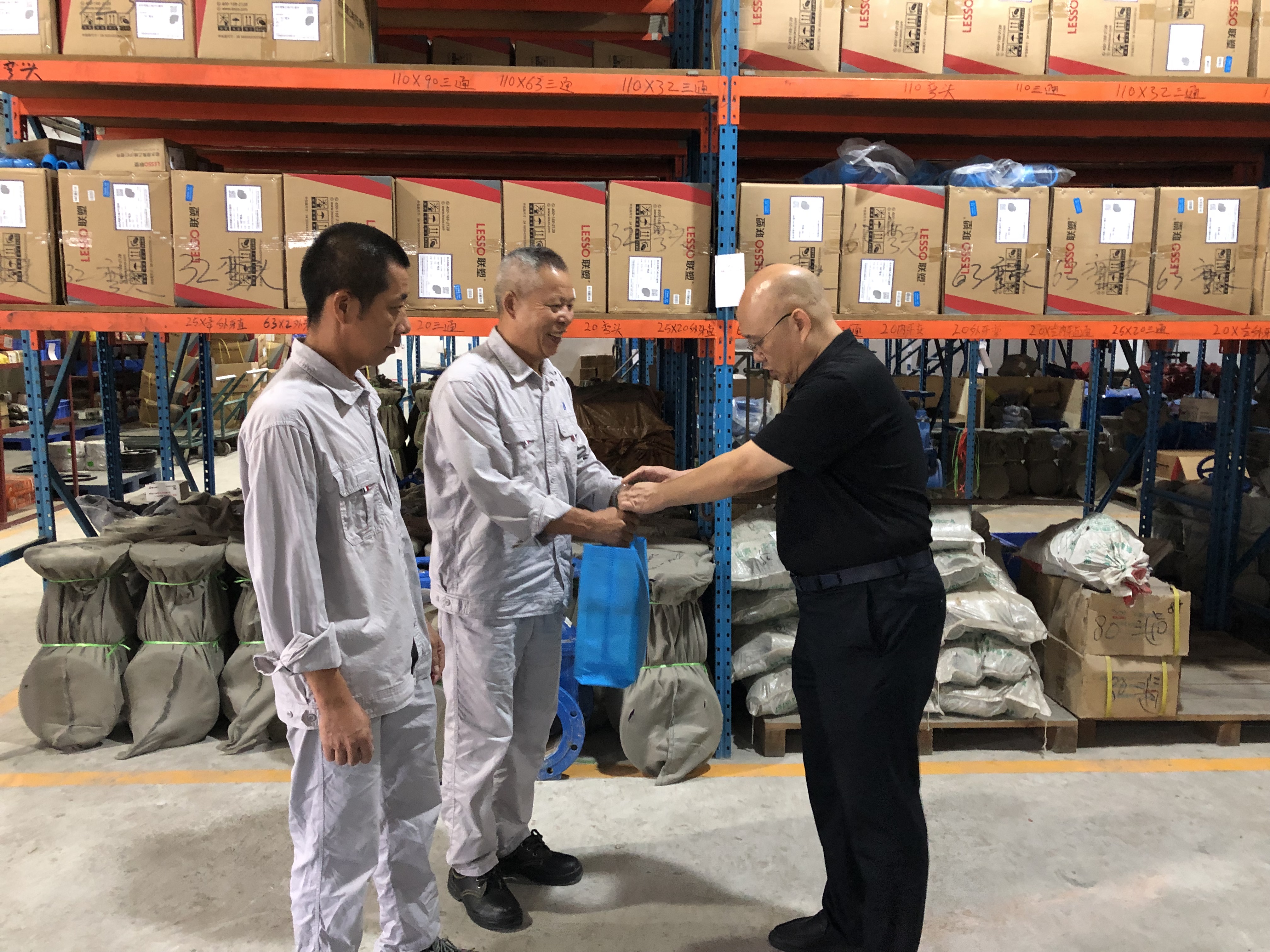 工程公司董事长杨小兵为一线职工送上清凉慰问品.JPG