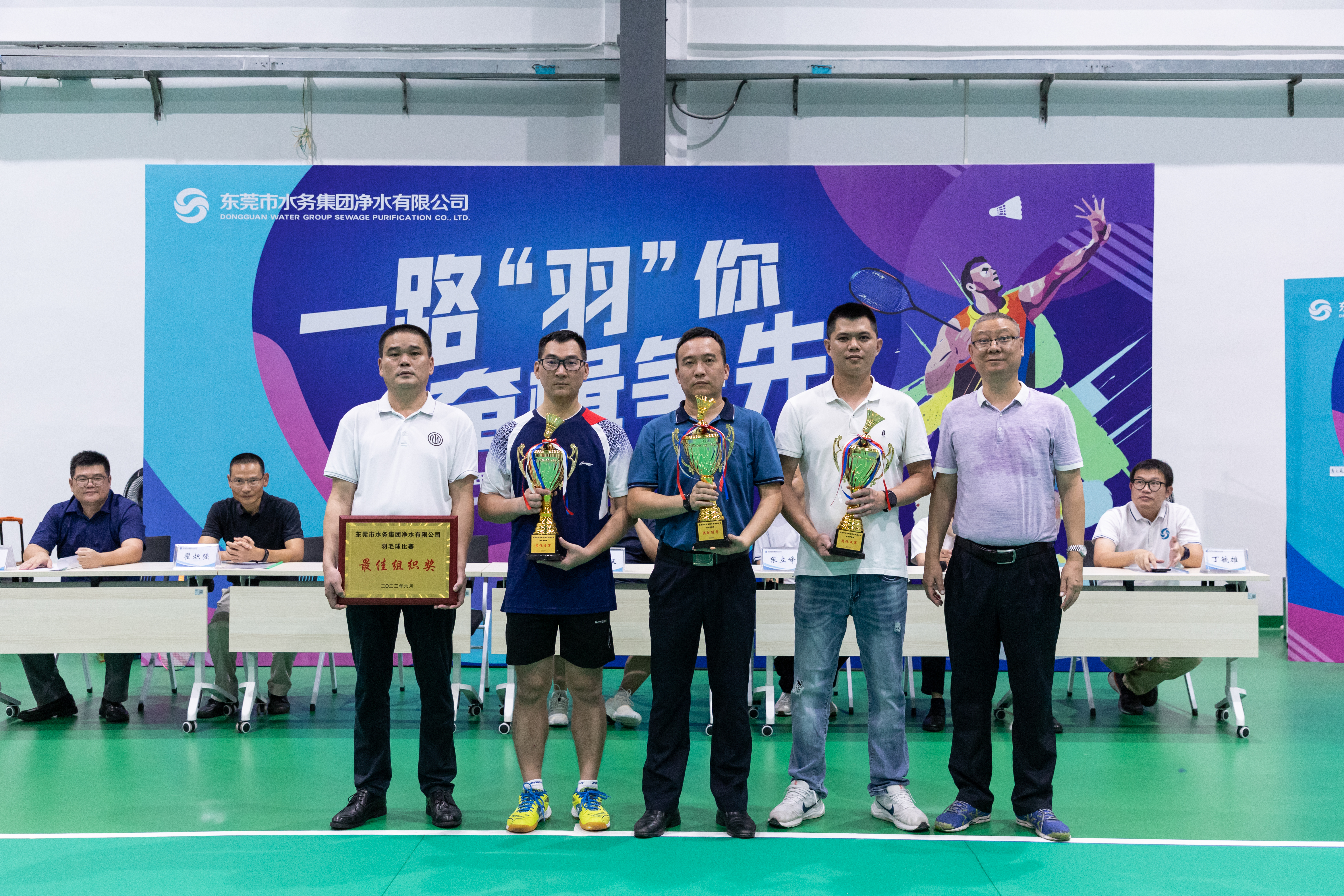 水务集团工联会专职副主席黄学明为获奖团队颁奖.jpg