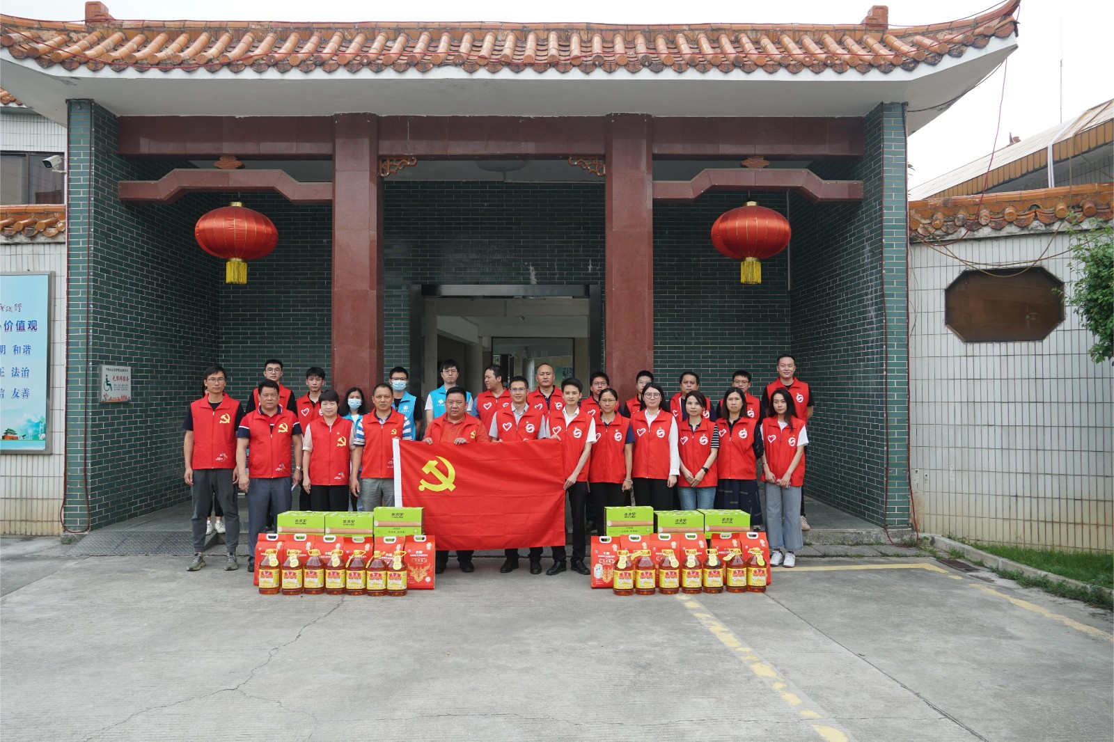 关爱长者探访活动合照1.JPG