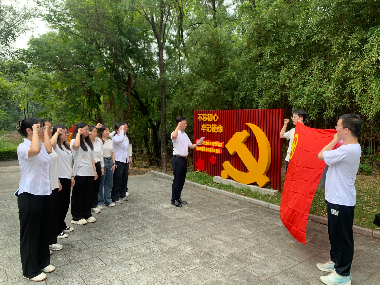 图2：东江检测公司青年团员在党徽光芒的照耀下，面向团旗庄严宣誓，坚定自己的理想信念.JPG