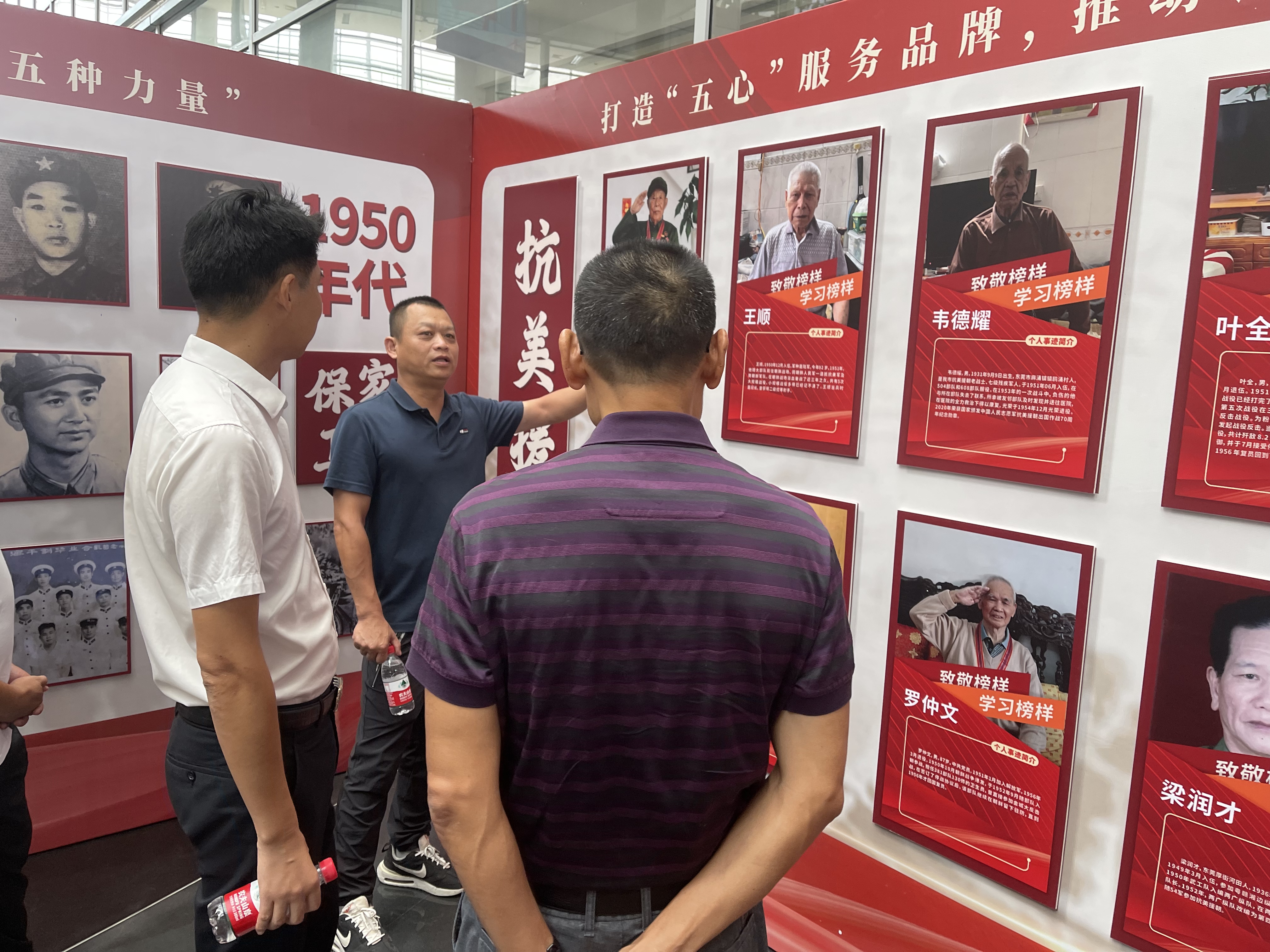 退役军人参观巡展并进行交流.jpg