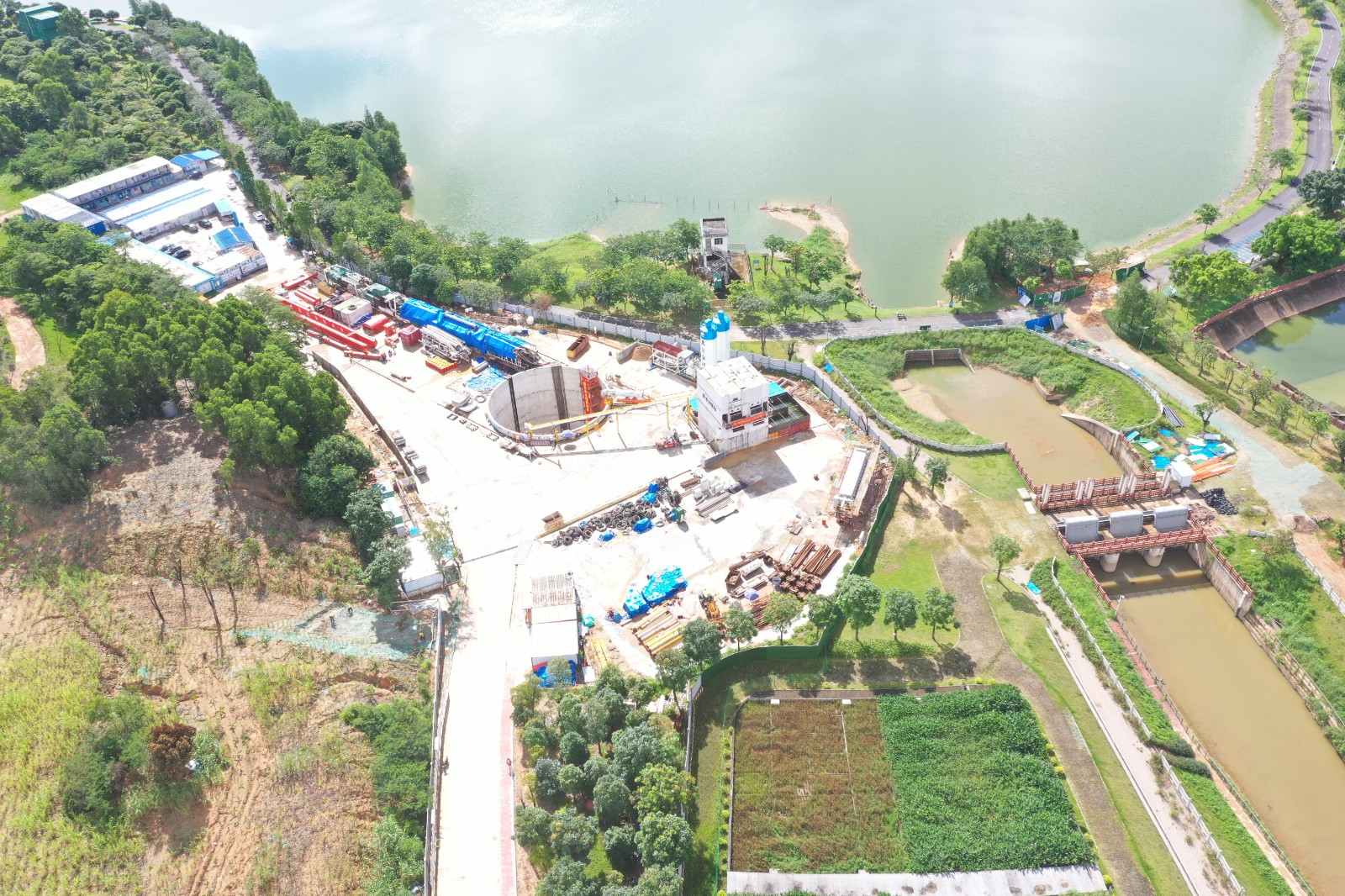 江库联网原水绕松木山水库段原水管道工程（主体段）第二标段R5工作井盾构机施工现场.jpg