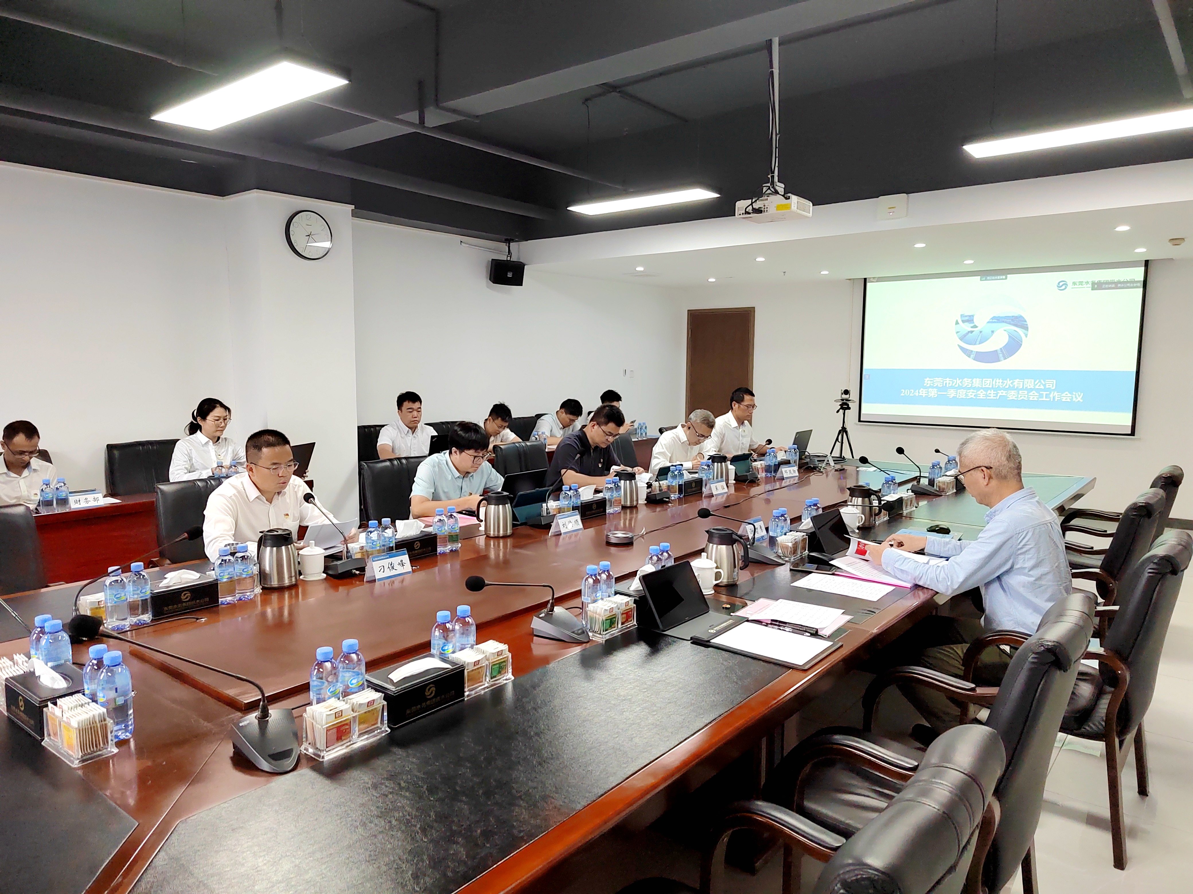 召开安全工作会议筹划部署.jpg