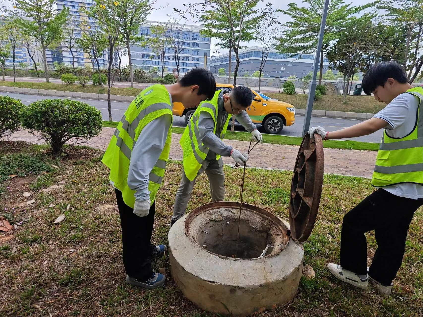 第三分公司运营工作部虎门及长安小组正检查排水管渠通畅情况.jpg