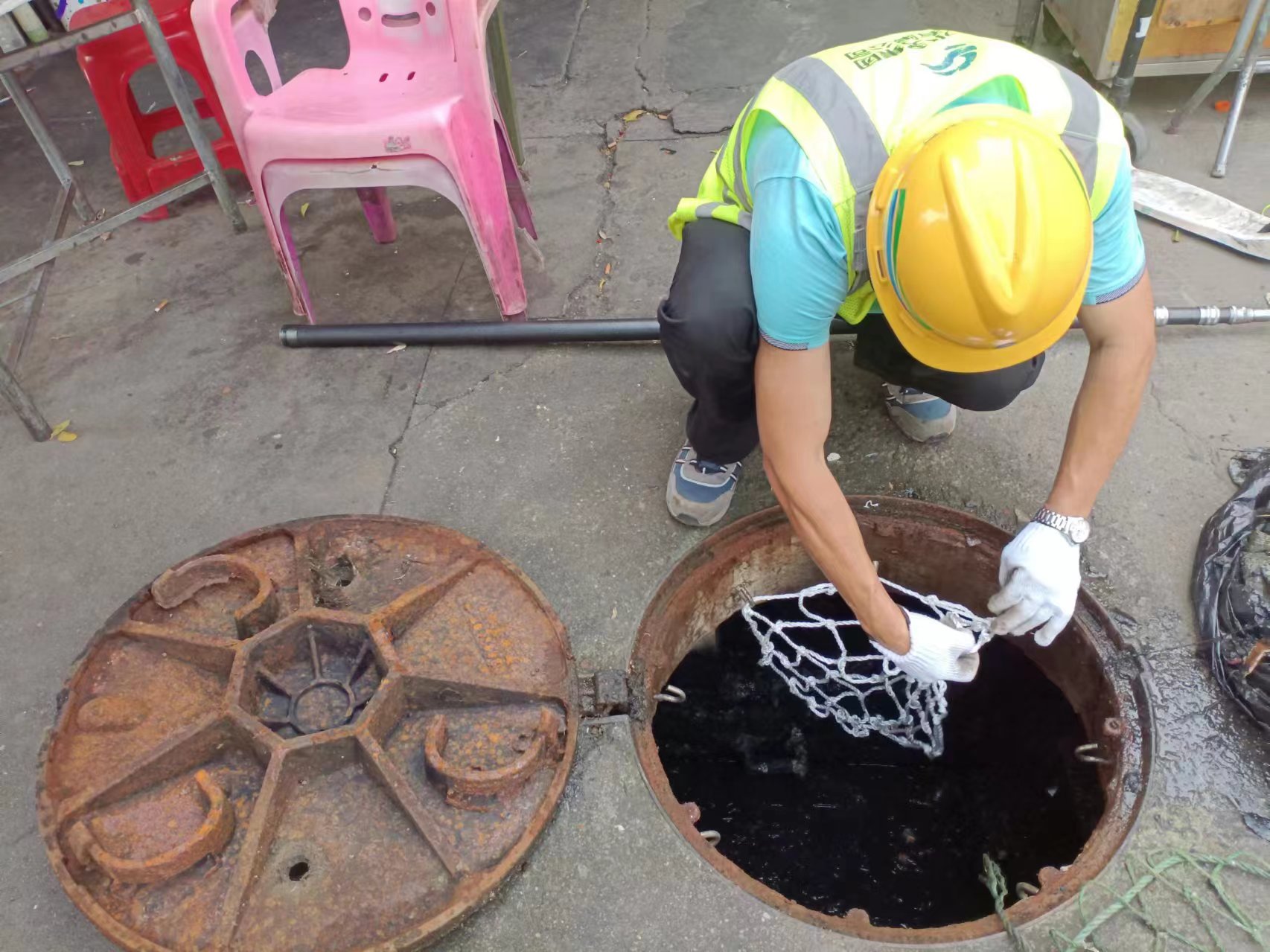 第五分公司运营工作部东坑运维组正安装防坠网.jpg