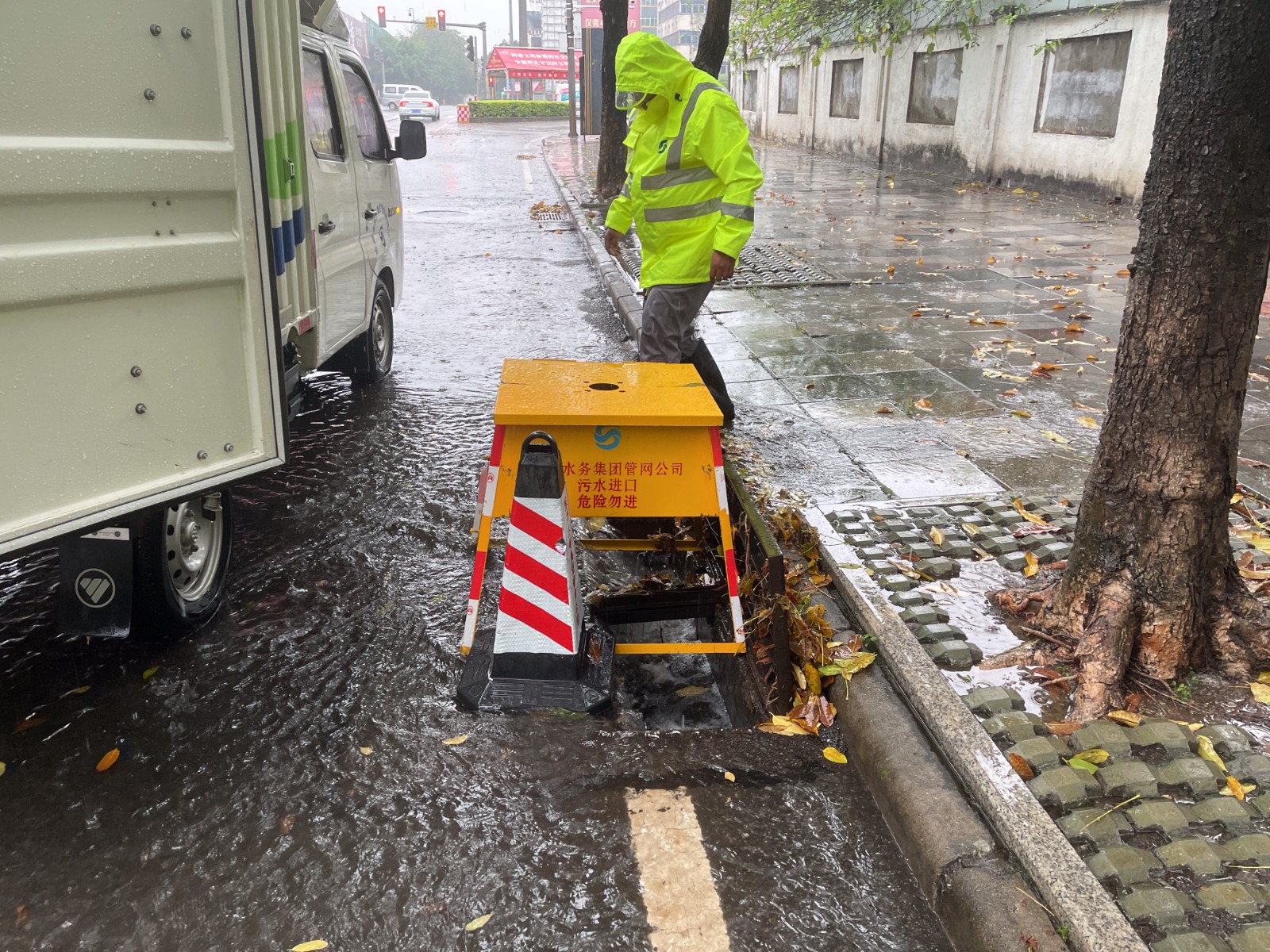 第一分公司运营工作部环城东路雨水运营小组设置雨水箅警示架.jpg