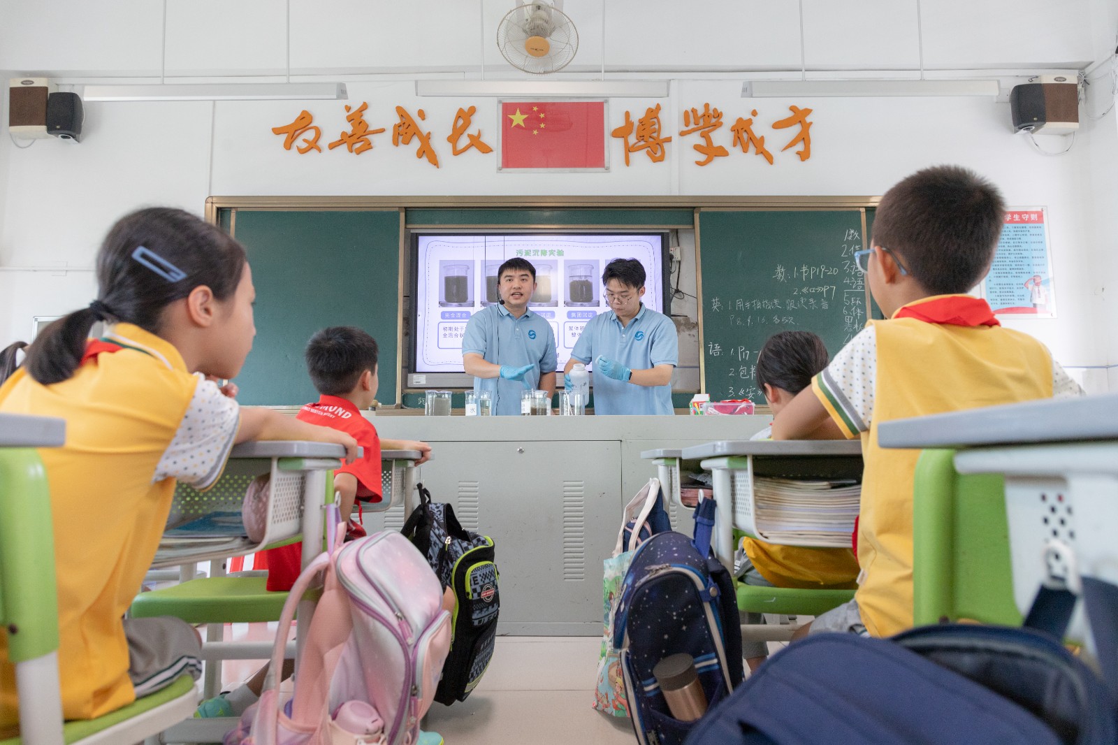 3.净水公司宣教团队参加南城生态环境分局组织的环保课堂进校园活动，为南城阳光五小带来一堂别开生面的水质净化环保课程.jpg
