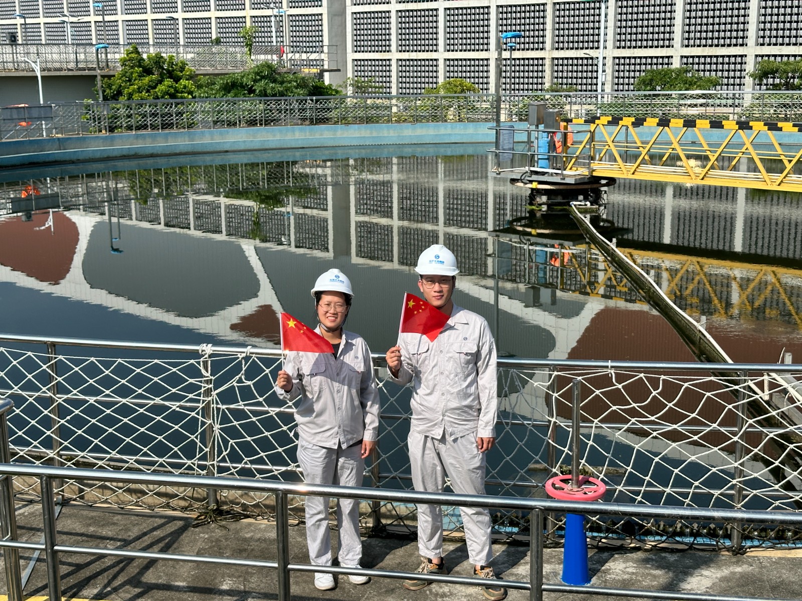 4.我与国旗合影-虎门厂职工代表.jpg