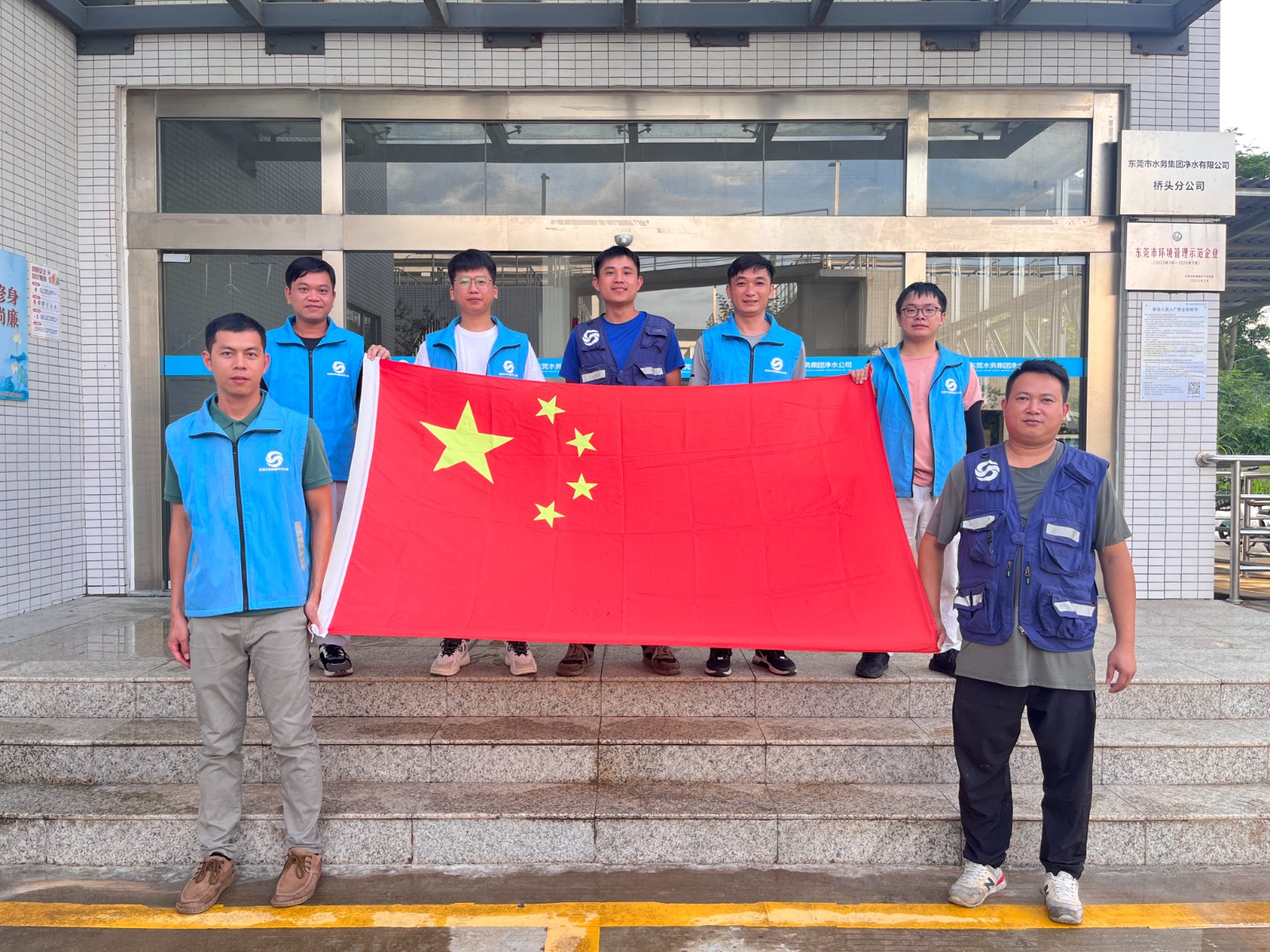 5.我与国旗合影-桥头厂职工代表.jpg