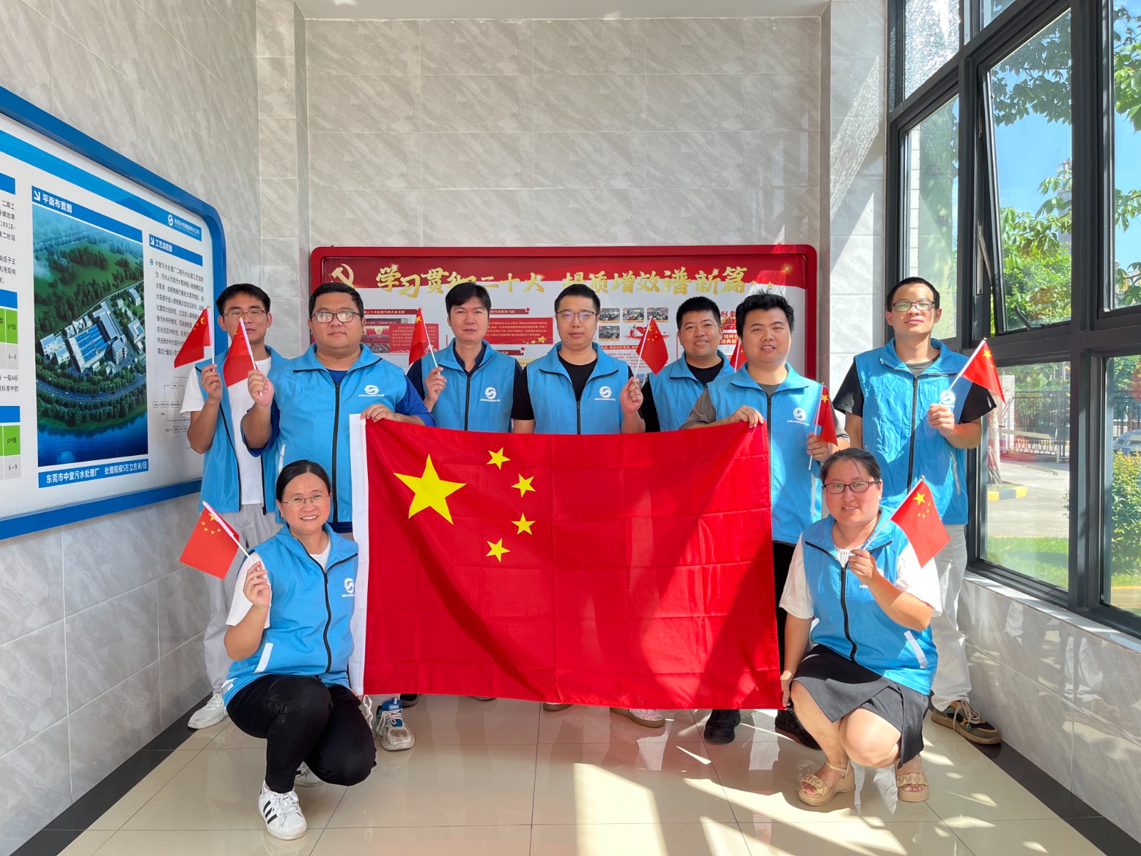 9.我与国旗合影-中堂厂职工代表.jpg