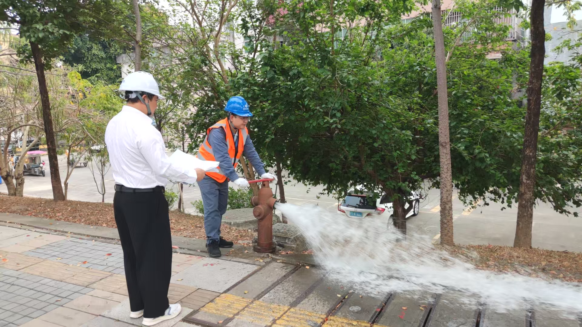 开展供水管网巡查维护1.jpg