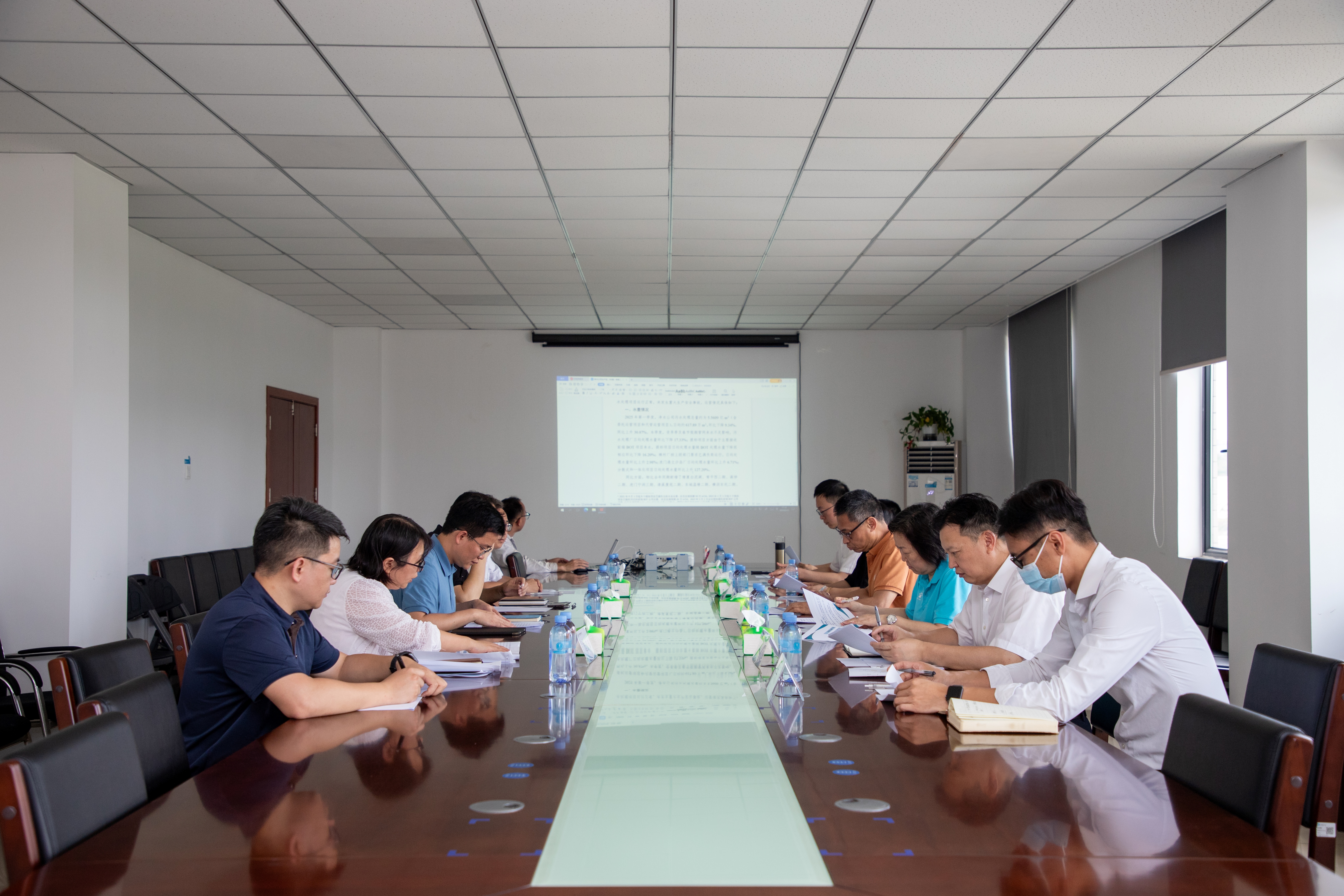 座谈会.jpg