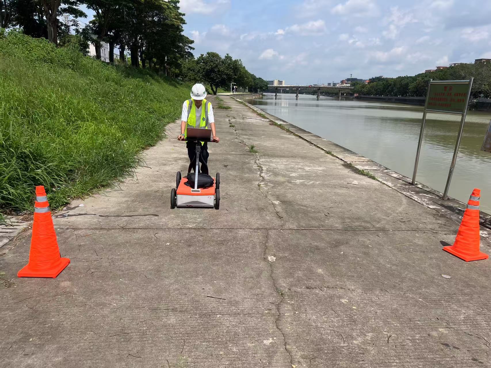 工作人员运用探地雷达探测技术对污水管道进行细致排查.jpg