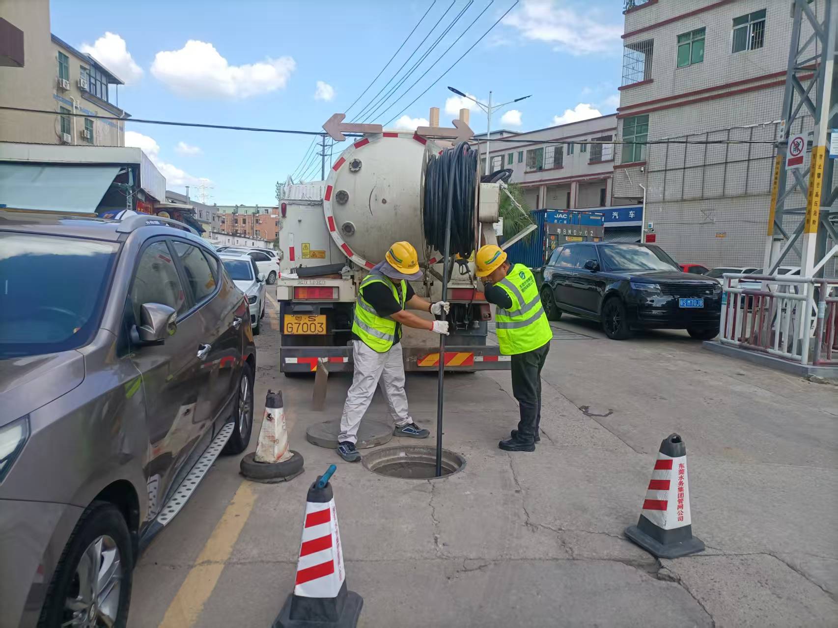 黄江片区-高压清疏车作业、工人清理截流井格栅的照片(清疏攻坚)-3.jpg 黄江片区-高压清疏车作业、工人清理截流井格栅的照片(清疏攻坚)-3.jpg